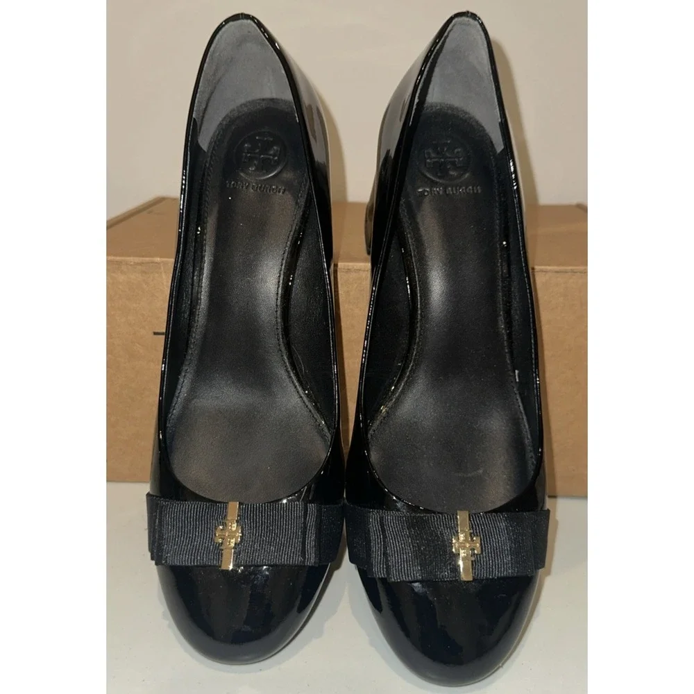 Tory Burch Size 9M Trudy Block Heel Pumps Gold Logo Bow Black Patent Leather